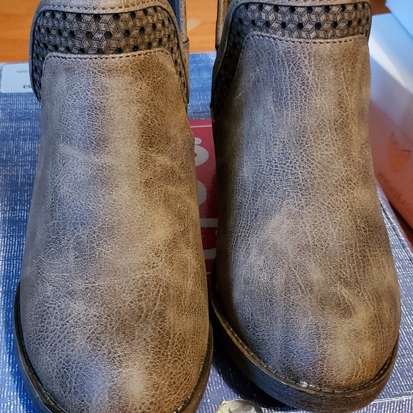 Brown Western Style Ankle Boots Booties New in Box Size 6 - Picture 2 of 3